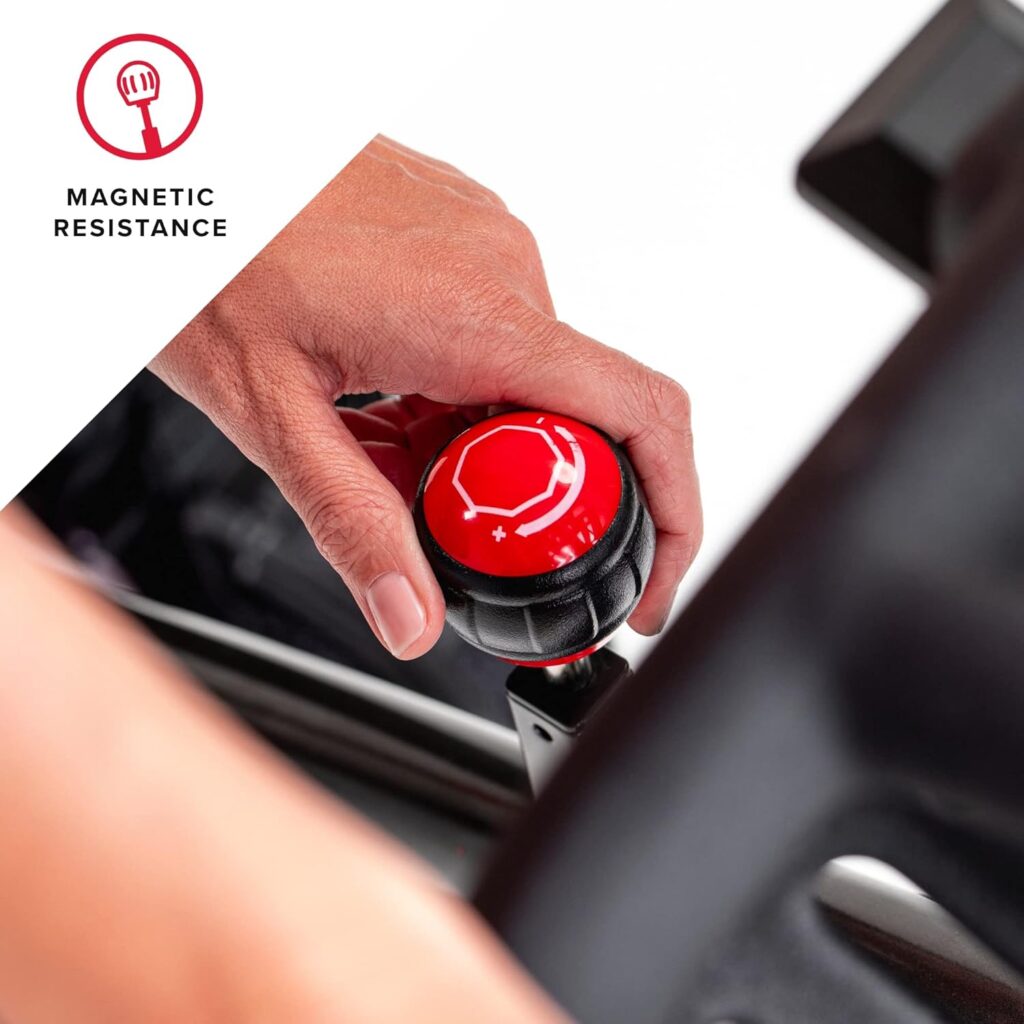 Primer plano del pomo de control de resistencia magnética manual con 100 niveles de ajuste micrométrico en la Schwinn 800IC