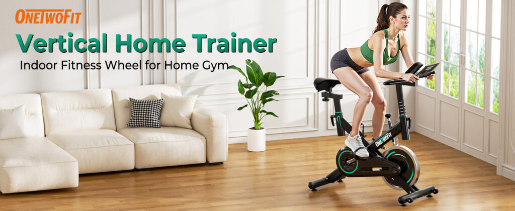 Mujer entrenando en casa con la bicicleta estática ONETWOFIT Vertical Home Trainer en un salón moderno