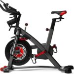 Bicicleta de ciclismo indoor Schwinn 800IC en color negro con detalles en rojo, volante de inercia perimetral y chasis de acero robusto