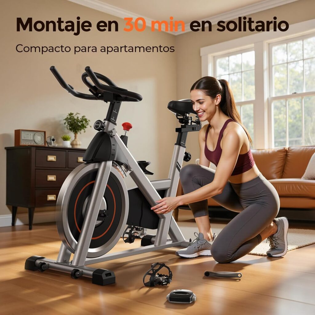 Mujer montando fácilmente su bicicleta estática Yosuda en el salón, destacando su diseño compacto para apartamentos y un tiempo de montaje de 30 minutos